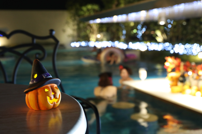 初秋のインスタ映え企画は、全国初開催「ハロウィンナイトプール」シャンパンで神戸の夜景に乾杯、で決まり？
